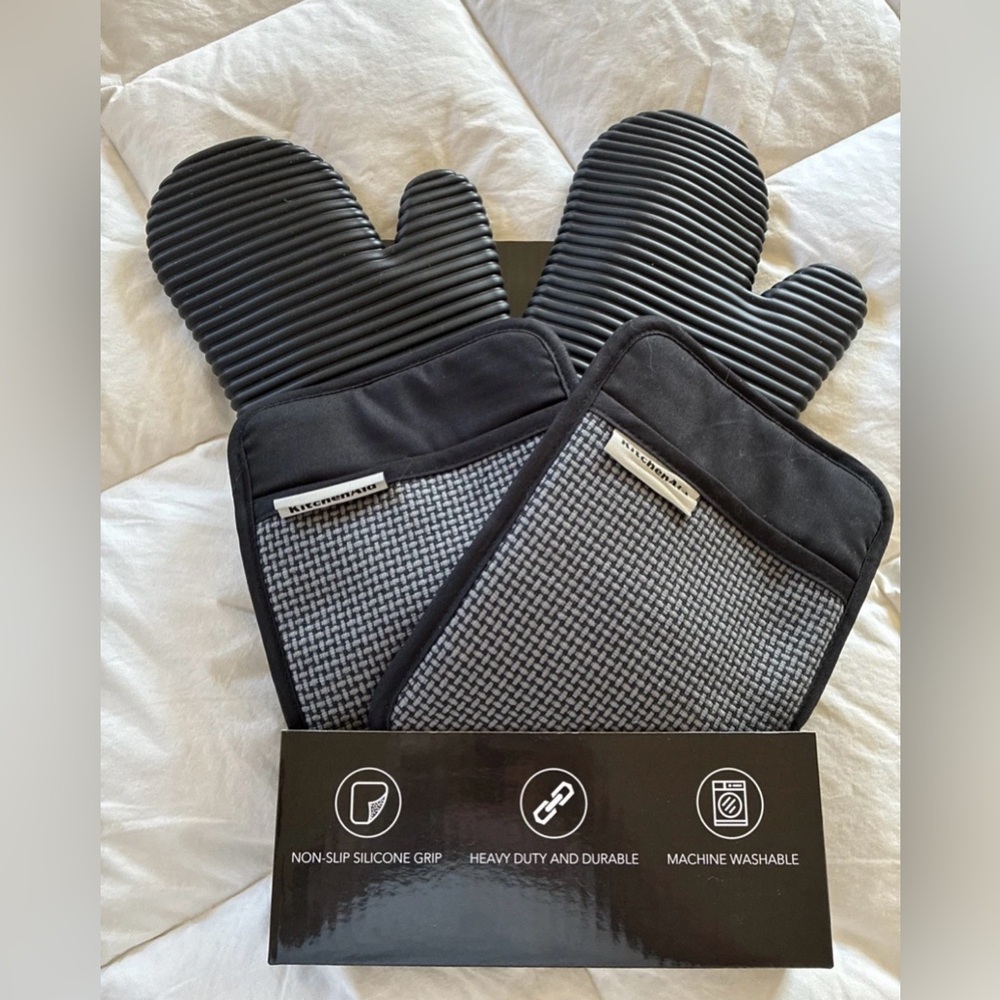 KitchenAid Silicone Oven Mitts & Pot Holders 4-Piece Heat Resistant New Open Box